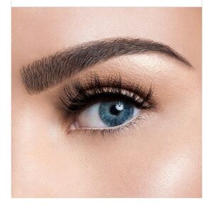 Velour mink lashes in “Flash it!”